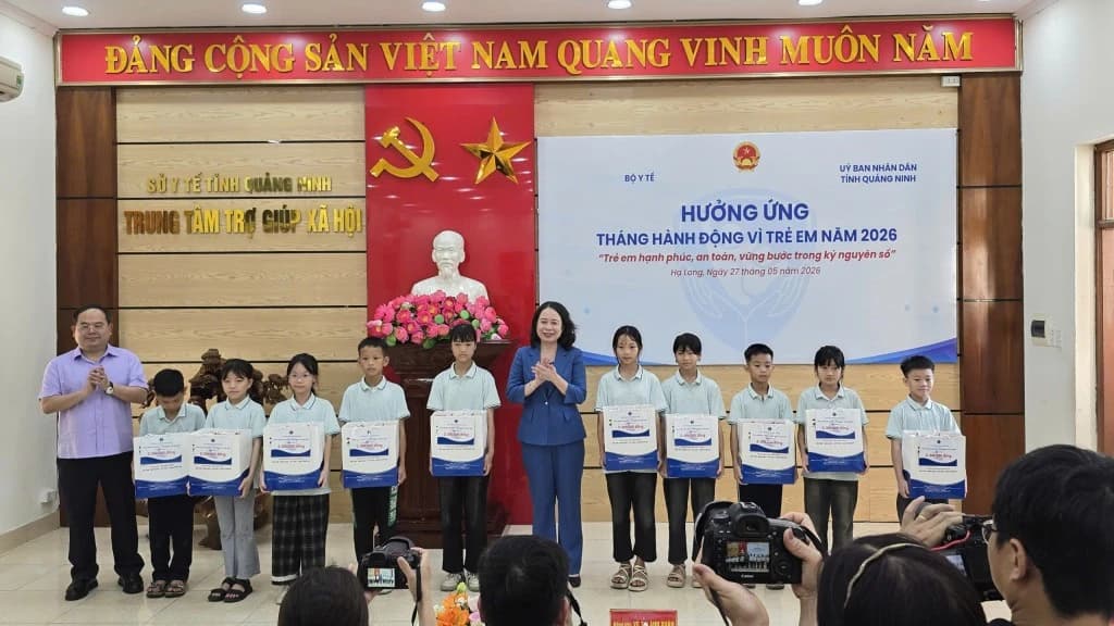 Quảng Ninh kỷ luật 3 giáo viên vụ giám thị bị tố hỗ trợ thí sinh xem bài thi