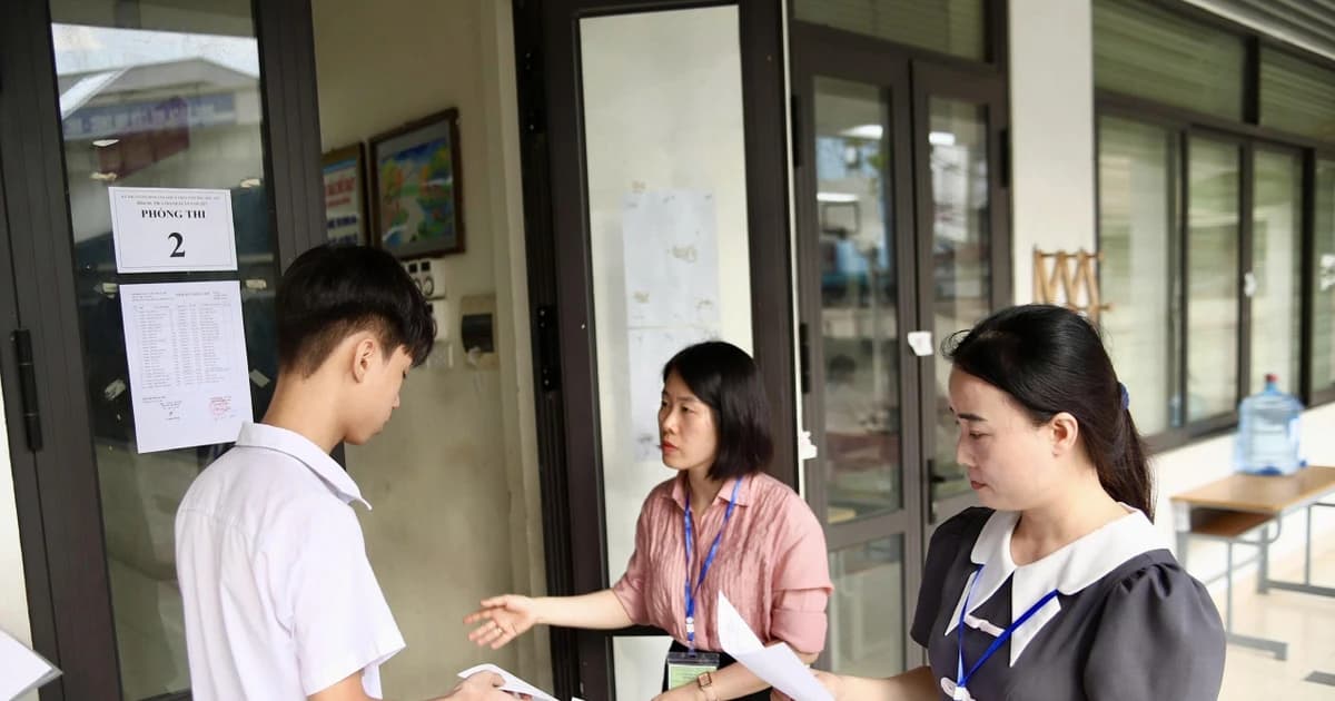 Những khoảnh khắc trước giờ thi Ngữ văn của thí sinh Hà Nội