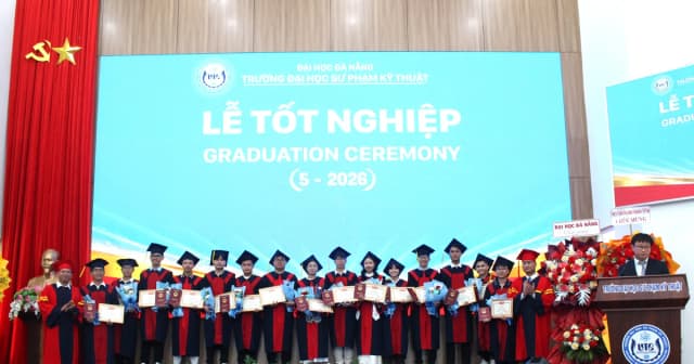Trường ĐH Sư phạm Kỹ thuật Đà Nẵng trao bằng tốt nghiệp cho hơn 450 sinh viên