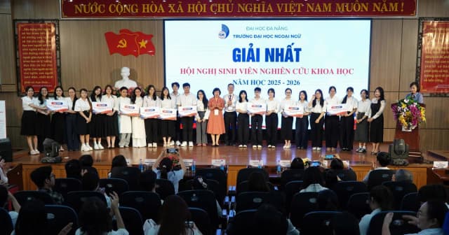 Trường ĐH Ngoại ngữ Đà Nẵng trao thưởng cho gần 50 đề tài SV nghiên cứu khoa học