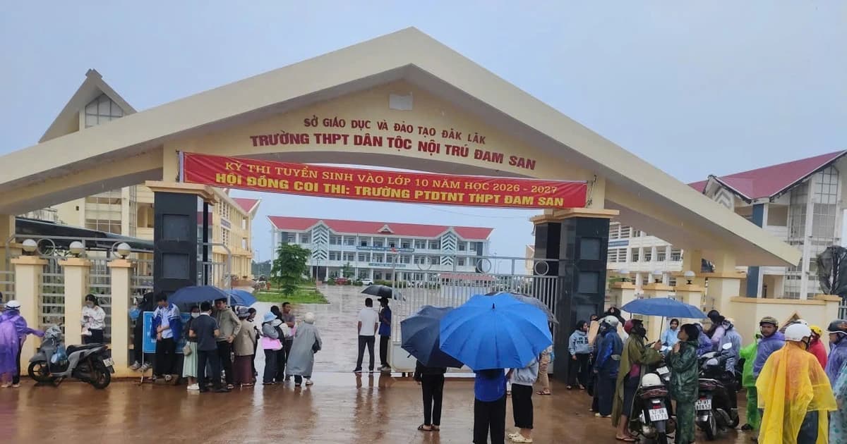 Hơn 3.300 thí sinh 'đội mưa' làm thủ tục dự thi vào lớp 10 tại Đắk Lắk