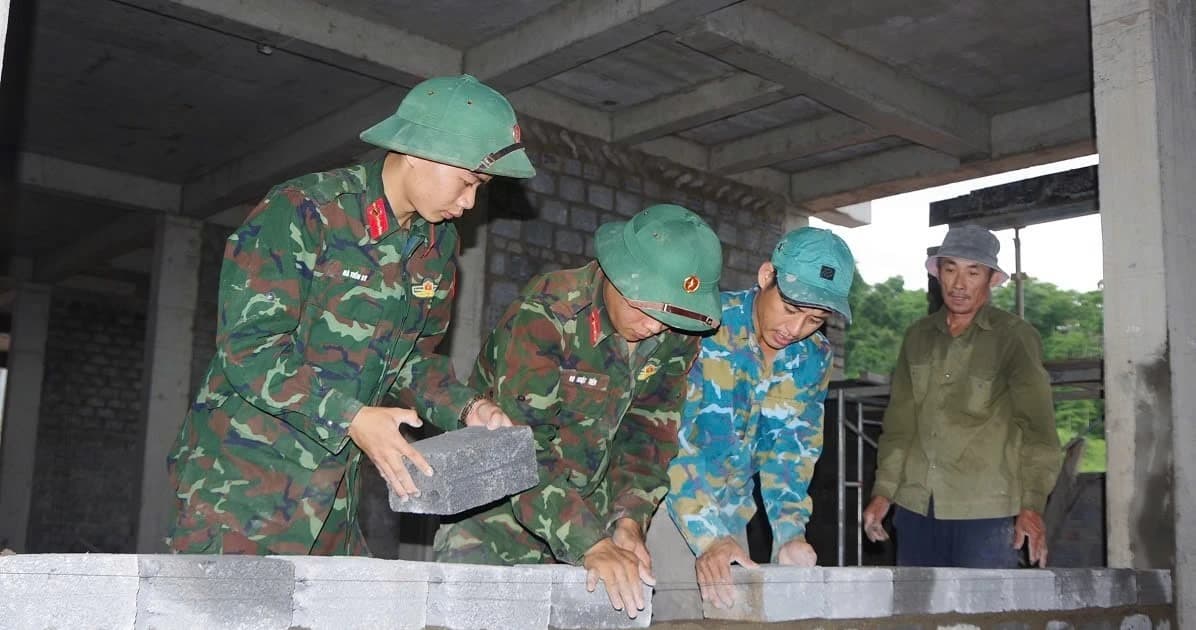 300 cán bộ, chiến sĩ hỗ trợ xây dựng trường nội trú ở vùng biên Quảng Trị