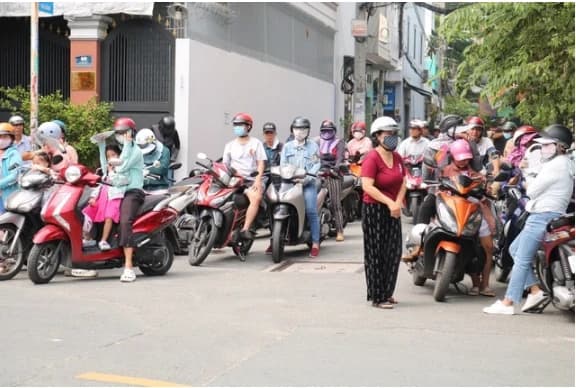Tản mạn: Mẹ và cánh cổng trường thi