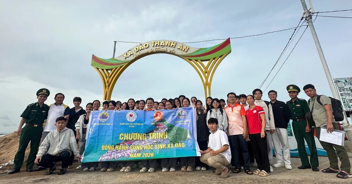 Học sinh xã đảo vượt biển vào đất liền dự thi tốt nghiệp THPT