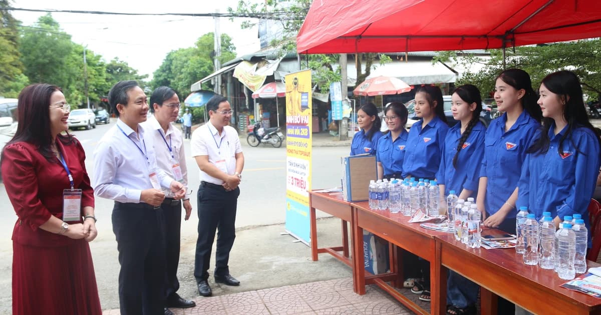 Màu áo xanh lan tỏa yêu thương, đồng hành sĩ tử Quảng Trị trong mùa thi