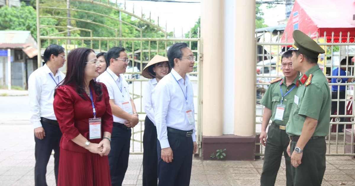 Phó Chủ tịch UBND tỉnh Quảng Trị kiểm tra, động viên lực lượng làm nhiệm vụ thi