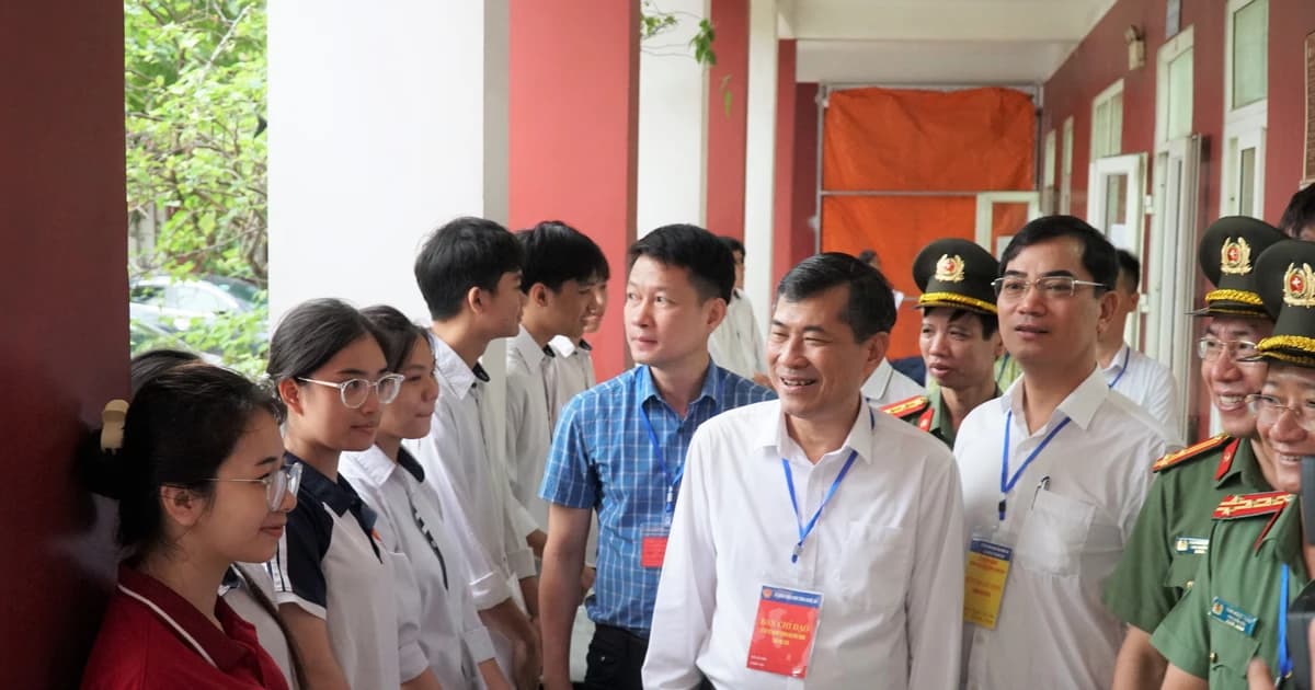 Phó Chủ tịch UBND tỉnh Nghệ An động viên thí sinh tham dự Kỳ thi tốt nghiệp THPT