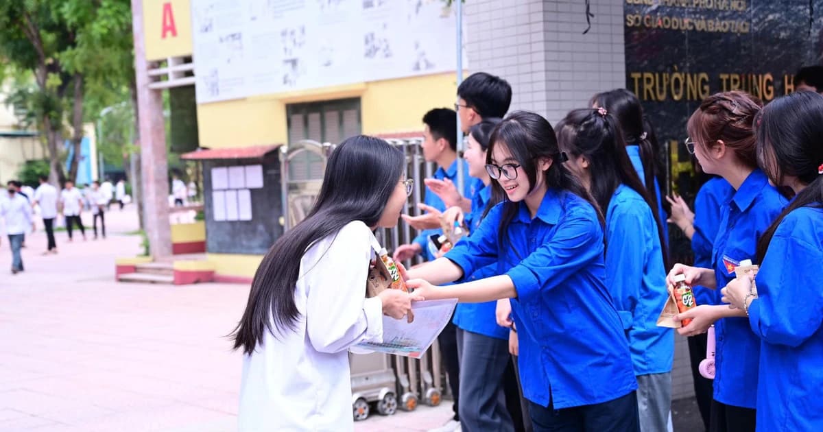 Sắc xanh tình nguyện lan tỏa yêu thương nơi trường thi