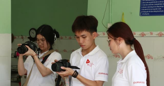Những chuyến tác nghiệp đầu đời và hành trình chạm nghề báo