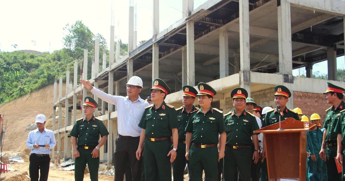 Thượng tướng Trương Thiên Tô 'tiếp lửa' cho chiến sĩ xây trường nội trú