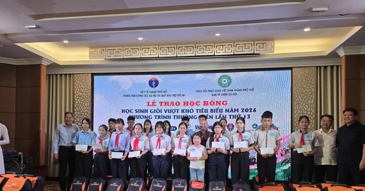 100 học sinh nghèo vượt khó tại TP Huế được trao học bổng