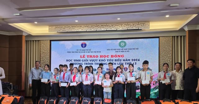 100 học sinh nghèo vượt khó tại TP Huế được trao học bổng