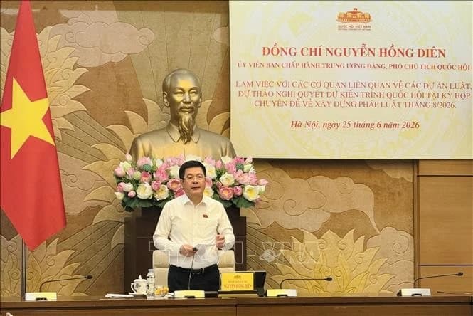 Khẩn trương hoàn thiện các dự án luật, nghị quyết trình Quốc hội