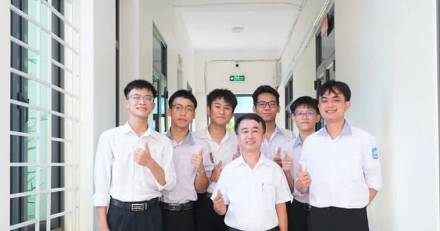 Những học trò thủ khoa, á khoa đến từ ngôi trường ven biển xứ Nghệ