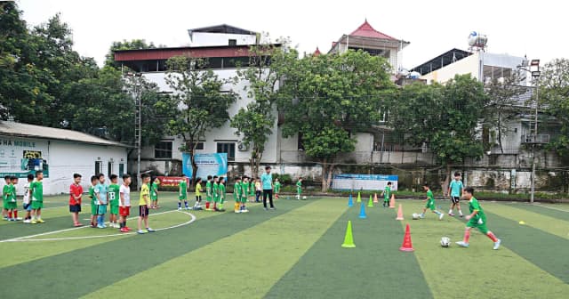 Lớp học không bục giảng hút học sinh dịp hè