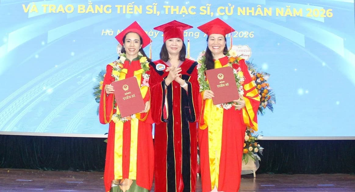 Hơn 400 tân khoa Học viện Quản lý giáo dục nhận bằng tốt nghiệp