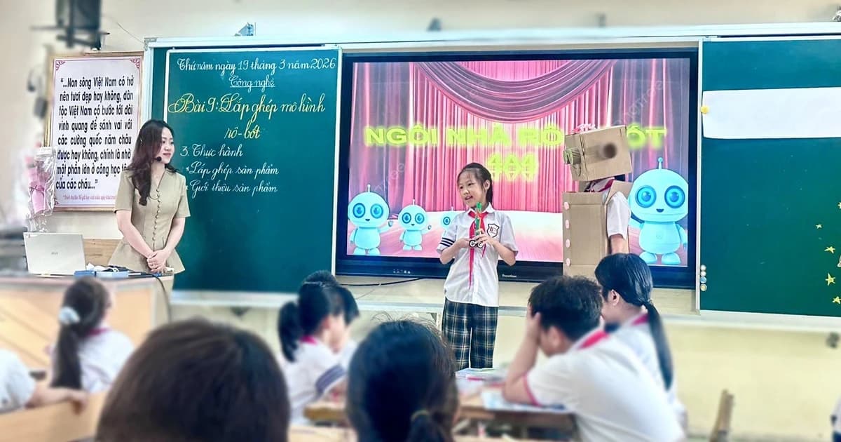 Quảng Ninh đưa đón học sinh đến trường bằng xe buýt trong năm học mới