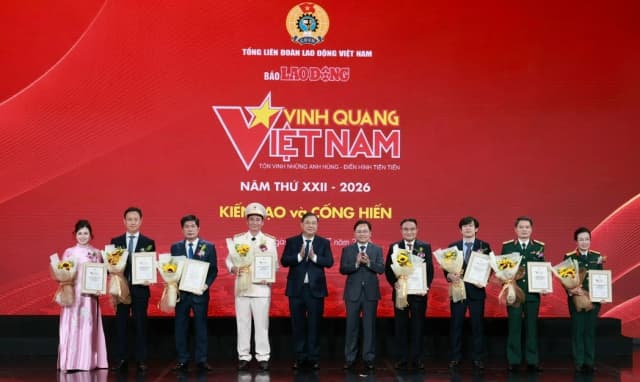Chương trình Vinh quang Việt Nam tôn vinh 13 tập thể và cá nhân tiêu biểu
