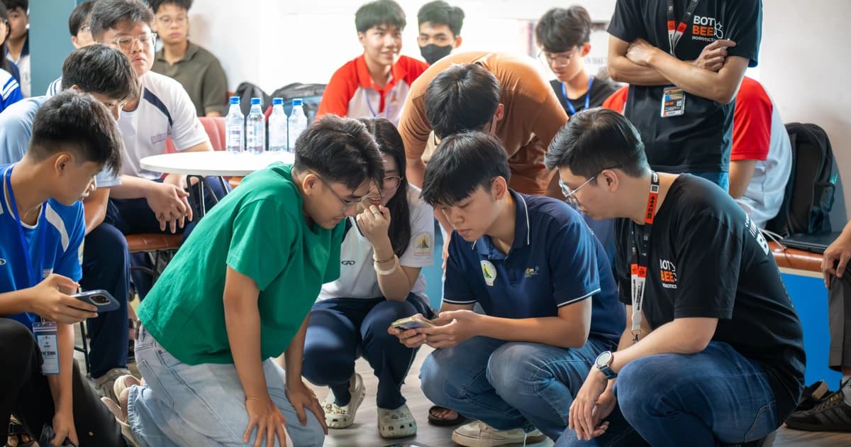 Học sinh thử tài chế tạo robot với sân chơi Micromouse