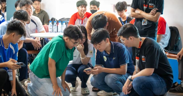 Học sinh thử tài chế tạo robot với sân chơi Micromouse