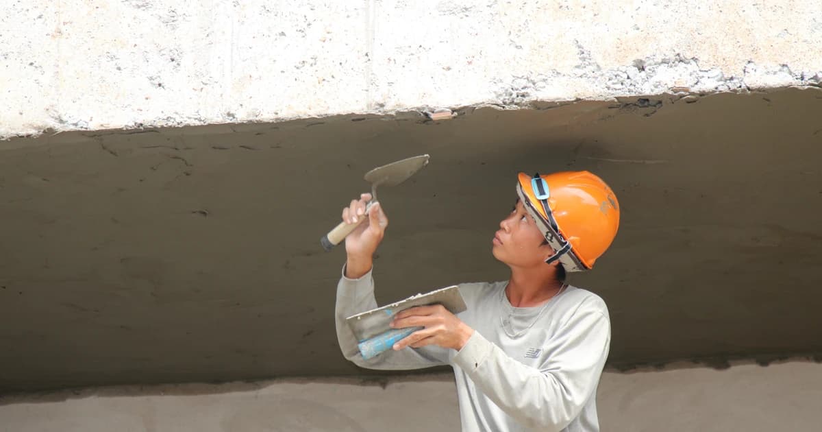 Vượt nắng gió, những người thợ từng ngày hoàn thiện công trình cho trò vùng biên