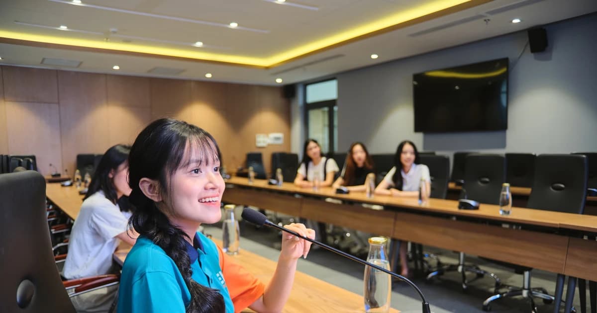 ĐH Kinh tế TPHCM công bố điểm chuẩn, ngành cao nhất lấy 97/100