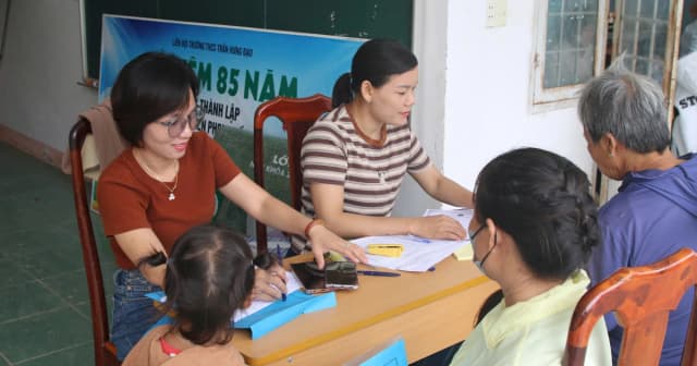 Tuyển sinh đầu cấp trường vùng biên, giáo viên 'gõ cửa' từng nhà