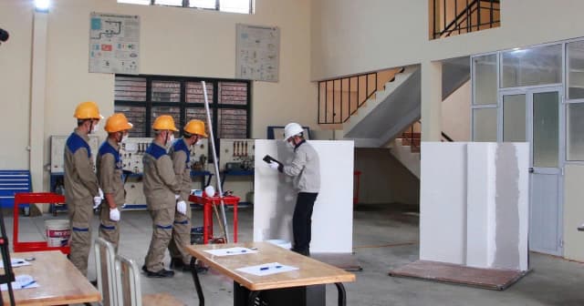 Giữ người học ở lại với nghề bằng những giải pháp thiết thực