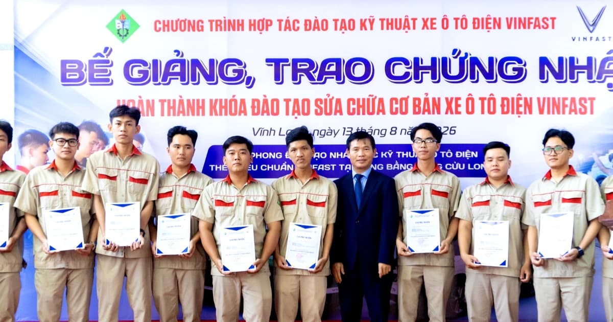 Sinh viên Vĩnh Long hoàn thành khóa đào tạo kỹ thuật ô tô điện VinFast
