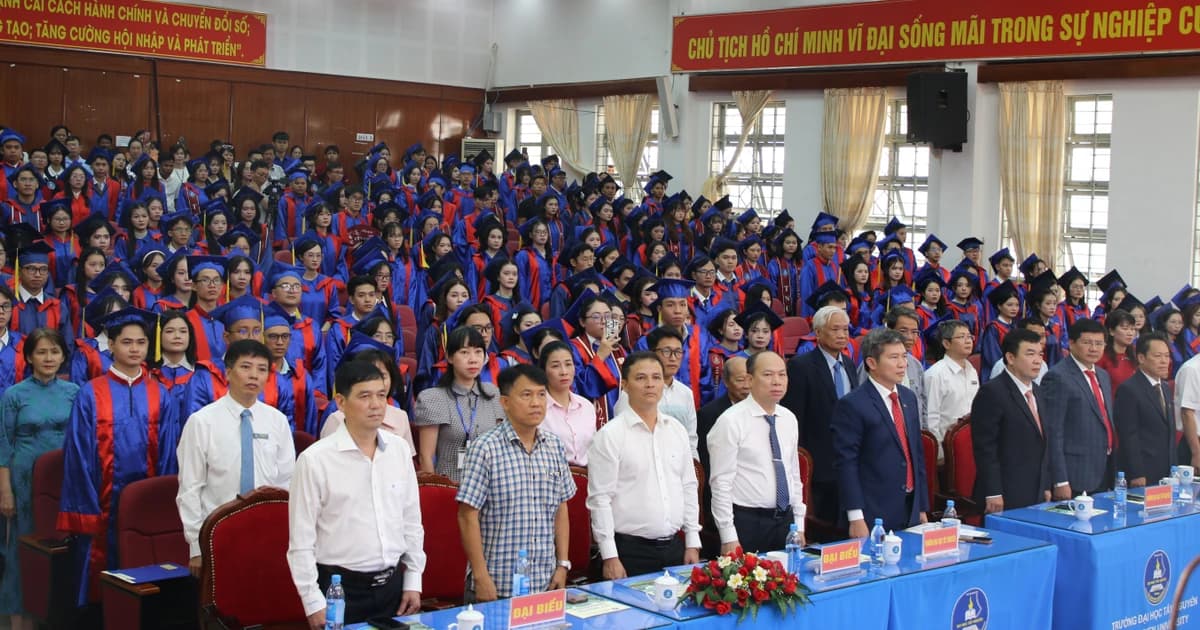 Trường ĐH Tây Nguyên trao bằng tốt nghiệp cho 311 tiến sĩ, thạc sĩ và cử nhân