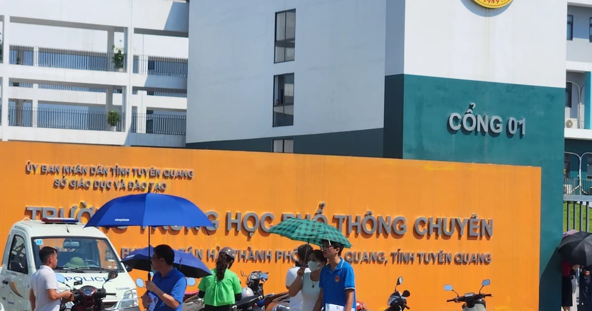 Đề thi 2 môn tự chọn Kỳ thi lại tốt nghiệp THPT Tuyên Quang có độ phân hóa cao