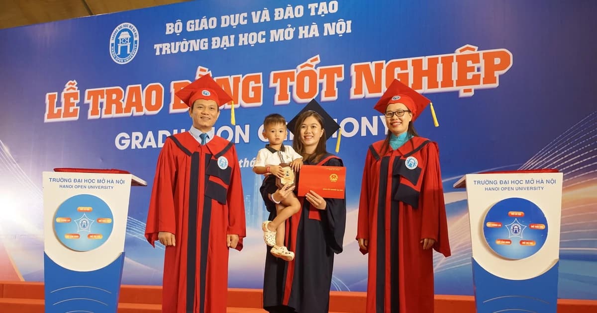 Trường Đại học Mở Hà Nội trao bằng tốt nghiệp cho gần 700 tân cử nhân, tân kỹ sư