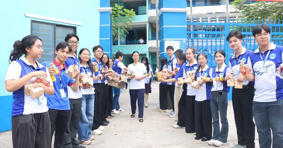 Dấu ấn những màu áo xanh bên mùa thi