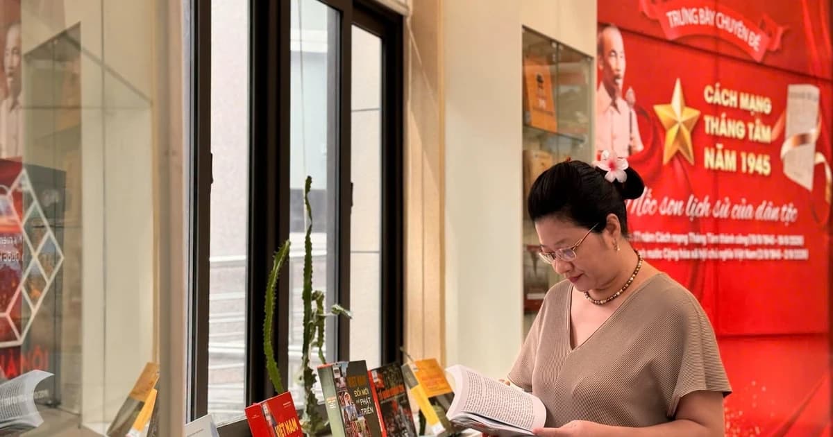 Từ những trang sách trở về mùa thu lịch sử 1945