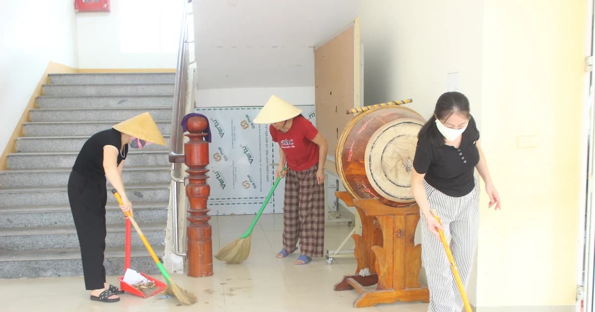 Giáo viên cùng phụ huynh hối hả chuẩn bị cho ngày tựu trường