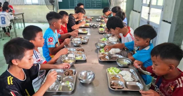 Bữa cơm bán trú đầu tiên của học sinh lớp 6 ở Mường Lý (Thanh Hóa)