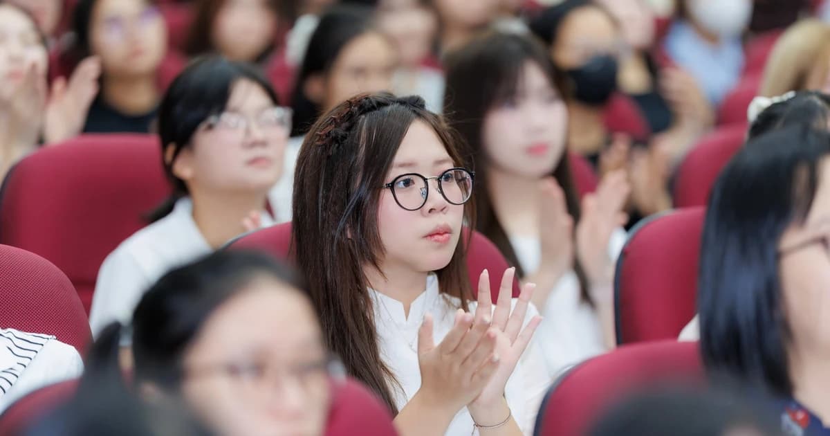 Đổi mới quản trị giáo dục phải đặt con người ở trung tâm