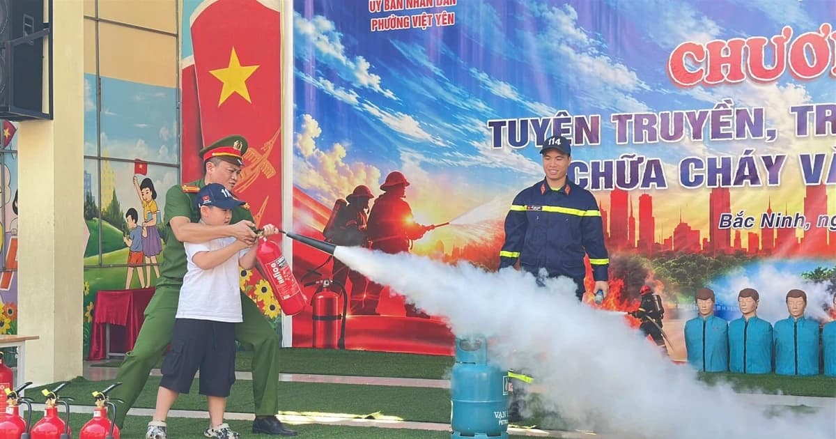 Học sinh Bắc Ninh thực hành kỹ năng phòng cháy, chữa cháy và cứu nạn, cứu hộ