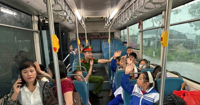 Học sinh điểm lẻ ở Nghệ An có xe đưa đón đến trường chính, tổ chức bán trú