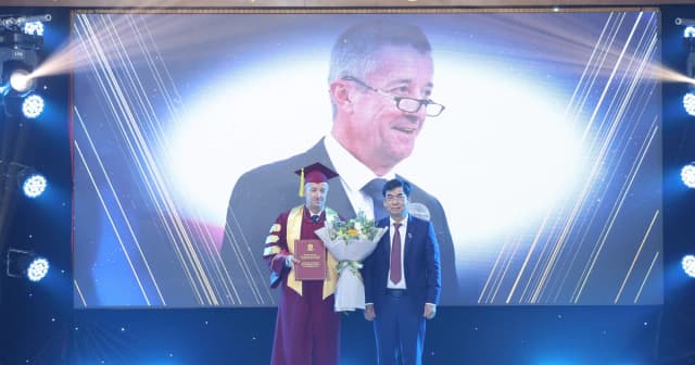 Trường Đại học Luật TPHCM phong tặng Giáo sư danh dự cho nhà khoa học Pháp