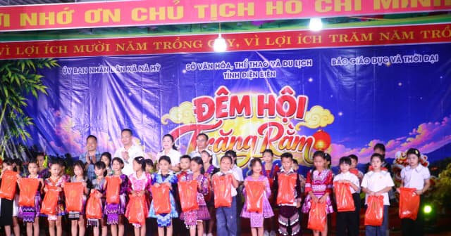 Hơn 1.000 học sinh vùng biên Nà Hỳ đón Trung thu ấm áp