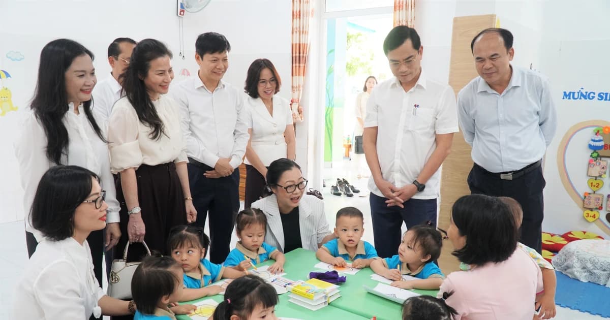 Thứ trưởng Bộ GD&ĐT kiểm tra hoạt động của trường học sau sáp nhập tại Nghệ An