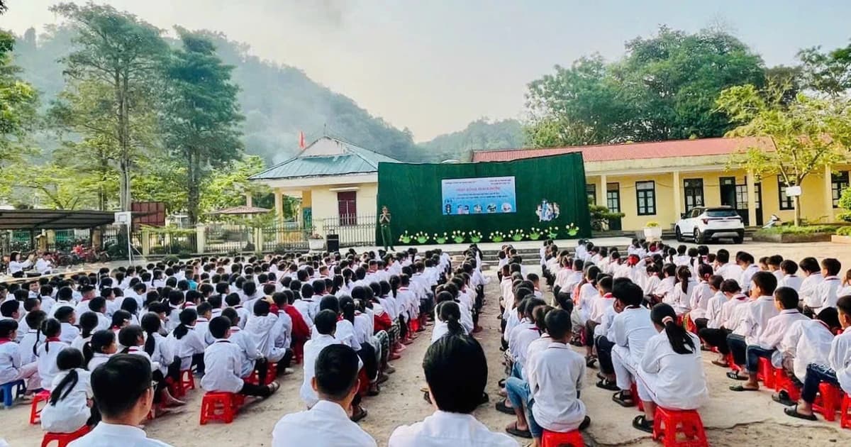 Vượt núi đưa công nghệ đến lớp học vùng cao