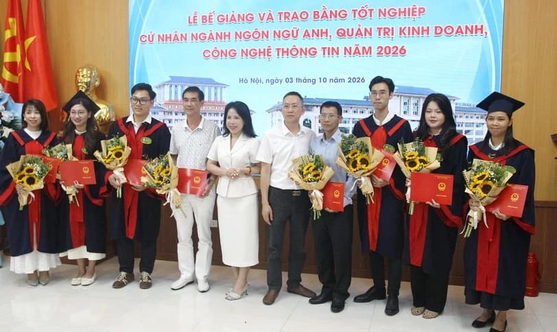 Hơn 100 sinh viên hệ vừa làm, vừa học HUBT nhận bằng tốt nghiệp