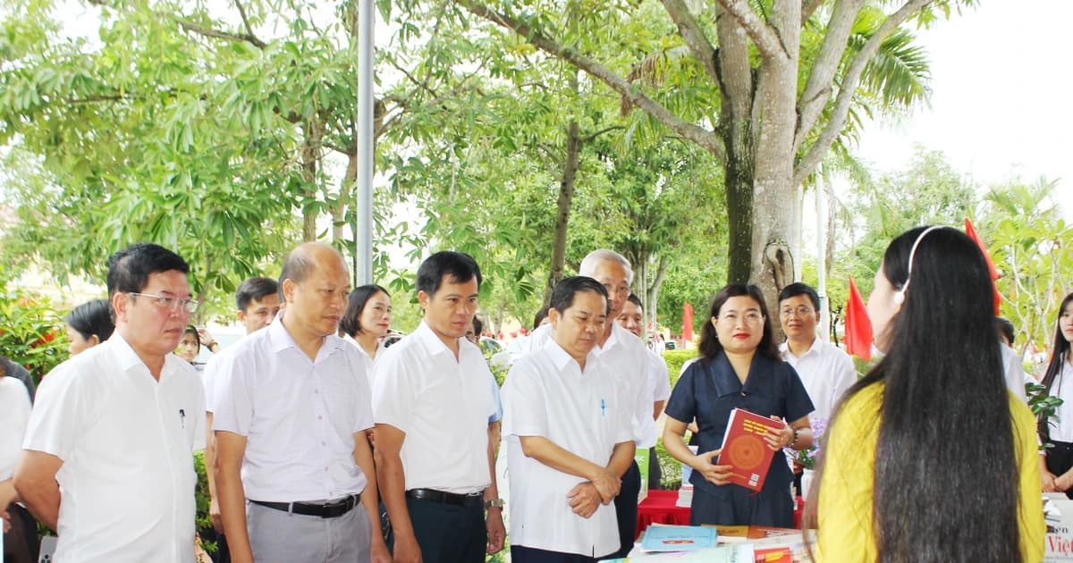 Hà Tĩnh thúc đẩy học tập suốt đời, làm chủ công nghệ số và AI