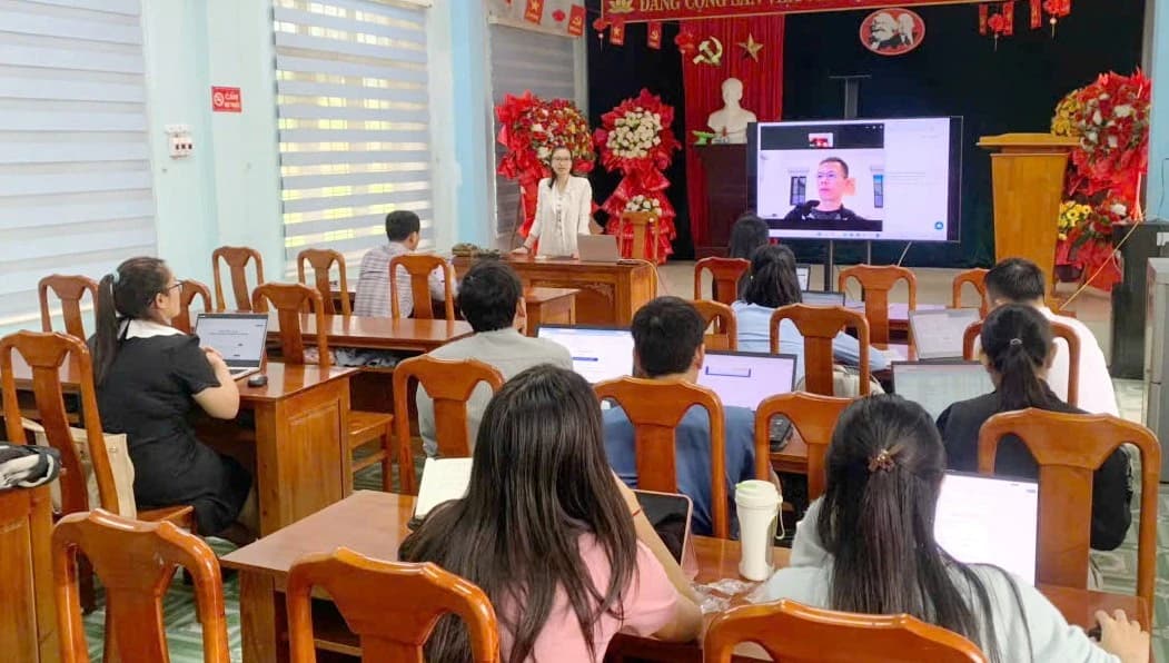 Giáo viên tỉnh Quảng Trị thực hành ứng dụng AI trong dạy học