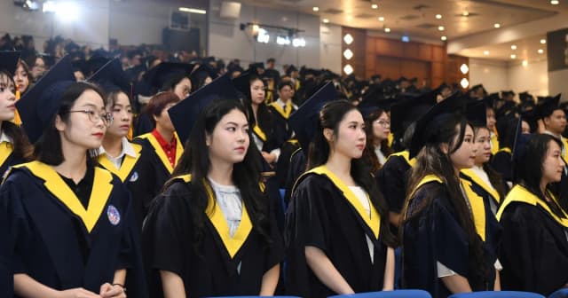 ĐH Kinh tế Quốc dân trao bằng thạc sĩ cho hơn 900 học viên