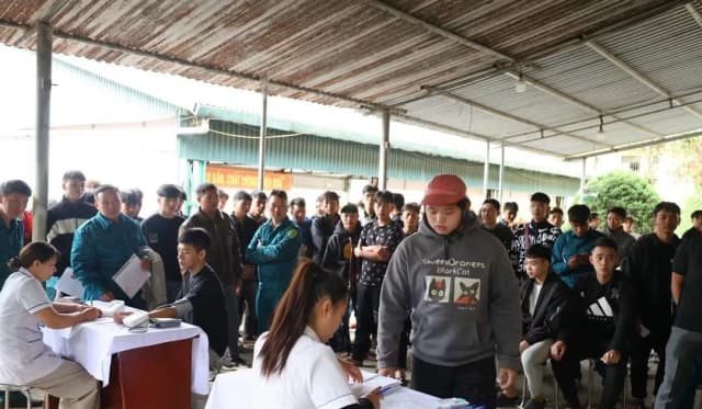 Khám chữa bệnh miễn phí, chăm sóc sức khỏe lâu dài cho người dân vùng khó