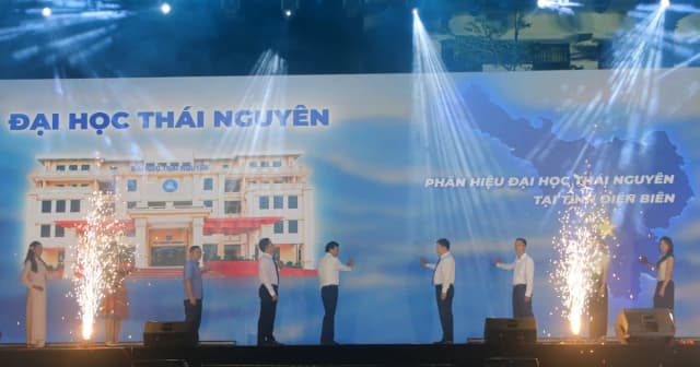 Sôi động đêm nhạc hội chào đón 525 tân sinh viên tại Điện Biên