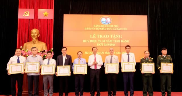 Trao Huy hiệu Đảng cho 10 đảng viên thuộc Đảng bộ Bộ GD&ĐT